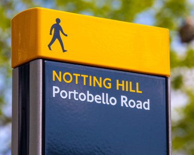 Londra, İngiltere - 5 Mayıs 2022: Londra, İngiltere 'deki Notting Hill semtinde Portobello Yolu için yaya tabelası.