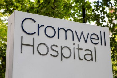 Londra, İngiltere - 5 Mayıs 2022: Cromwell Hastanesi 'nin önündeki tabela, Güney Kensington, Londra, İngiltere' deki Cromwell Road 'da yer alıyor..