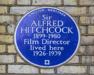 Londra, İngiltere - 5 Mayıs 2022: Güney Kensington, Londra 'da Cromwell Road' da ünlü yönetmen Sir Alfred Hitchcock 'un yaşadığı yeri gösteren mavi bir plaket.
