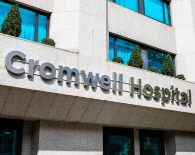 Londra, İngiltere - 5 Mayıs 2022: Cromwell Hastanesi 'nin dışındaki tabela, Güney Kensington, Londra' daki Cromwell Road 'da yer almaktadır..