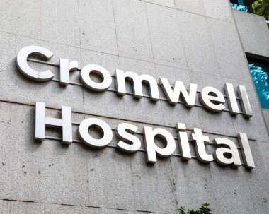 Londra, İngiltere - 5 Mayıs 2022: Cromwell Hastanesi 'nin dışındaki tabela, Güney Kensington, Londra' daki Cromwell Road 'da yer almaktadır..
