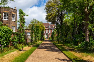 Londra, İngiltere - 19 Mayıs 2022: Hampstead, Londra 'da 17. yüzyıldan kalma güzel Fenton Evi.  