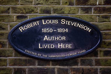 Londra, İngiltere - 19 Mayıs 2022: Ünlü yazar Robert Louis Stevenson 'ın bir zamanlar yaşadığı yer olan Hampstead, Londra' daki Mount Vernon 'da bulunan bir plaket.