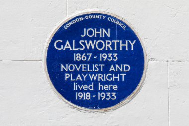 Londra, İngiltere - 19 Mayıs 2022: Ünlü romancı ve oyun yazarı John Galsworthy 'nin bir zamanlar yaşadığı Hampstead, İngiltere' de mavi bir plaket.