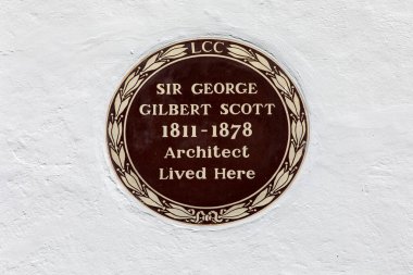 Londra, İngiltere - 19 Mayıs 2022: İngiltere 'nin Hampstead bölgesinde ünlü mimar Sir George Gilbert Scott' ın yaşadığı yeri gösteren bir plaket.