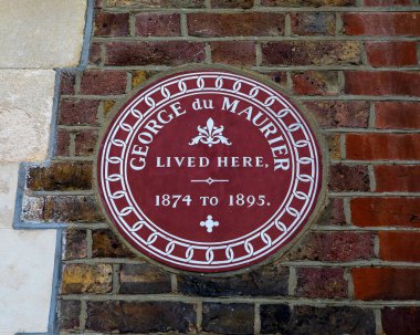Londra, İngiltere - 19 Mayıs 2022: Bir zamanlar ünlü karikatürist ve yazar George du Maurier 'in yaşadığı İngiltere' nin Hampstead bölgesinde bir plaket.