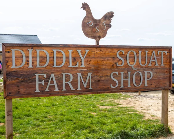งนอร สหราชอาณาจ เมษายน 2022 ลงช ทางเข าของ Diddly Squat Farm — ภาพถ่ายสต็อก