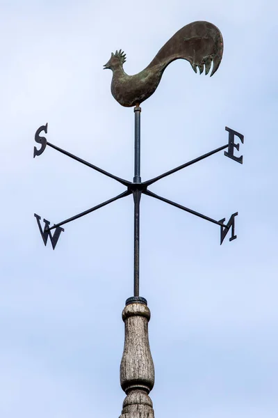 Close Weather Vane Sits Top Historic Curfew Tower Cotswolds Town — ストック写真