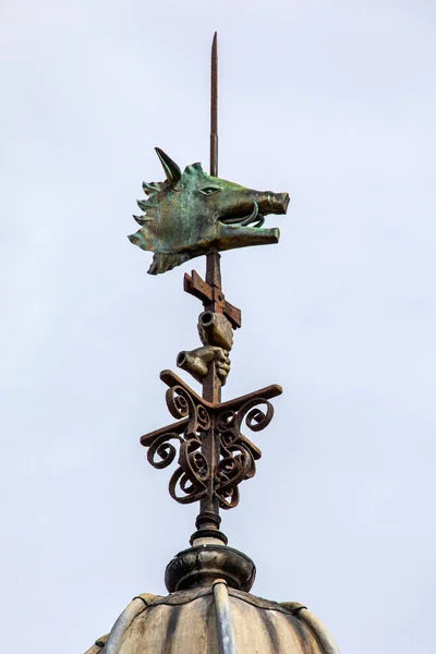 Detail Sculpture Sits Ontop Clocktower Redesdale Hall Cotswolds Town Moreton — 스톡 사진