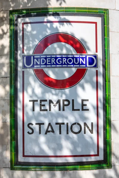 ロンドン 2022年4月20日 英国ロンドン中心部にあるテンプル地下駅の外観のヴィンテージサイン — ストック写真