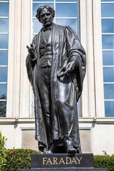 Лондон Велика Британія Квітня 2022 Статуя Відомого Англійського Вченого Майкла — стокове фото
