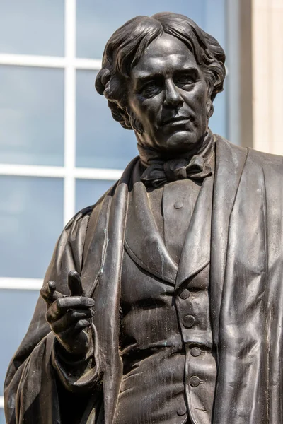 Άγαλμα Του Διάσημου Άγγλου Επιστήμονα Michael Faraday Που Βρίσκεται Στο — Φωτογραφία Αρχείου