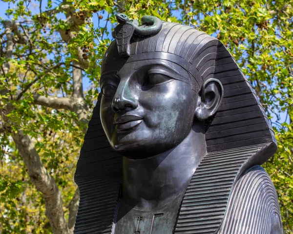 Egyptisk Sfinx Ligger Vid Basen Kleopatras Needle Victoria Embankment London — Stockfoto