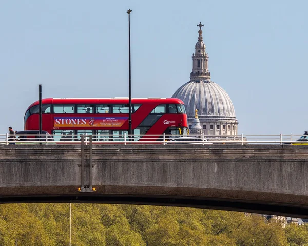London April 20Th 2022 Red London Bus Travelling Waterloo Bridge — Stock fotografie