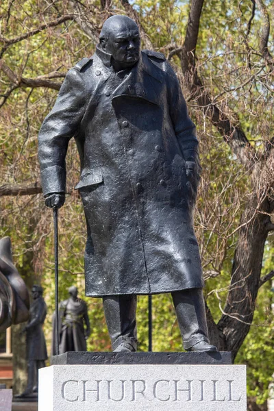 2022年4月20日 英国前首相温斯顿 丘吉尔爵士雕像 座落于伦敦议会广场 — 图库照片