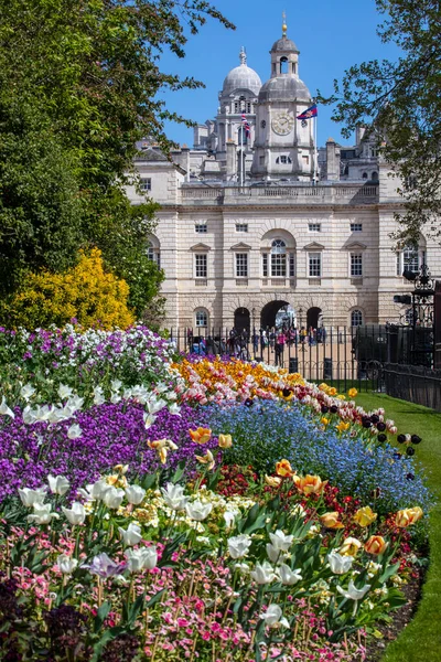 ロンドン 2022年4月20日 英国ロンドンのセント ジェームズ公園の美しい花からの馬の保護者の眺め — ストック写真