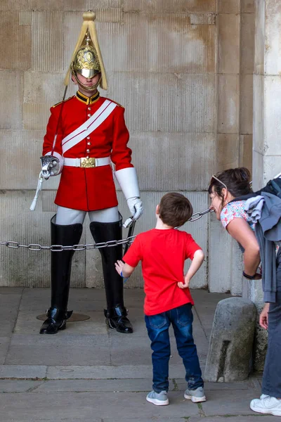 London April 2022 Child His Mother Looking Queens Life Guard — стокове фото