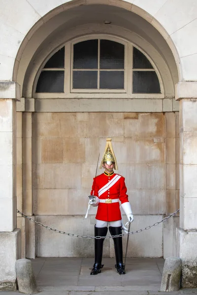 英国伦敦 2022年4月20日 观光客在英国伦敦威斯敏斯特的马卫队游行现场观看女王救生员的照片 — 图库照片