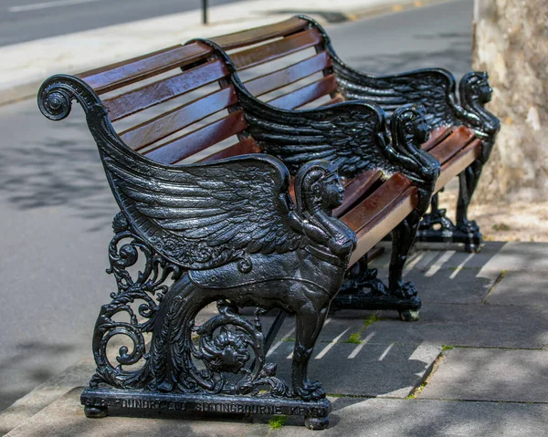 One Ornate Egyptian Sphinx Benches Which Face River Thames Victoria - Stock-foto