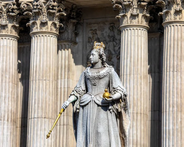 London April 20Th 2022 Statue Queen Anne Facade Pauls Cathedral — Stock Photo, Image