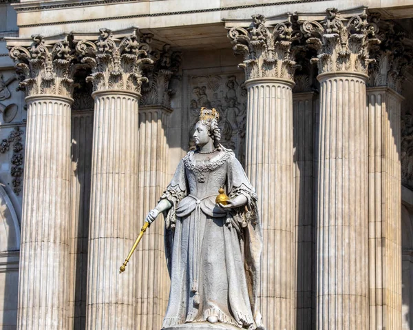 London April 20Th 2022 Statue Queen Anne Magnificent Facade Pauls — Foto Stock