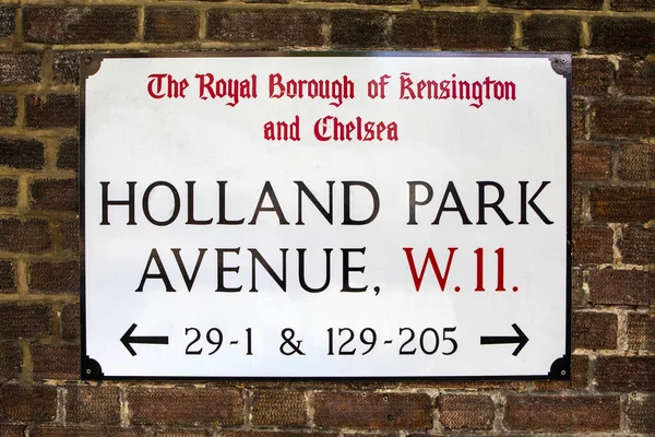 ロンドン イギリス 2022年5月5日 イギリス ロンドンのケンジントンにあるホランドパークアベニューの道路標識 — ストック写真