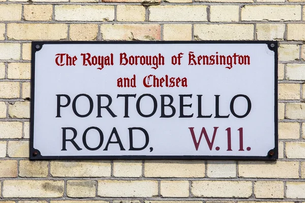 Londra, İngiltere - 5 Mayıs 2022: Londra, İngiltere 'de Notting Hill bölgesinde Portobello Road için sokak tabelası.