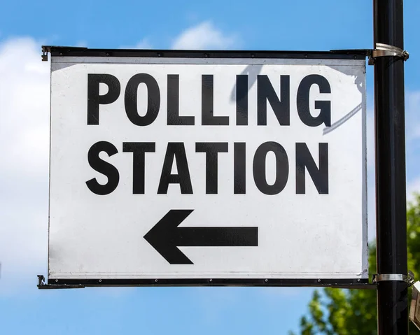 Cartel Fuera Centro Electoral Durante Unas Elecciones Locales Centro Londres — Foto de Stock