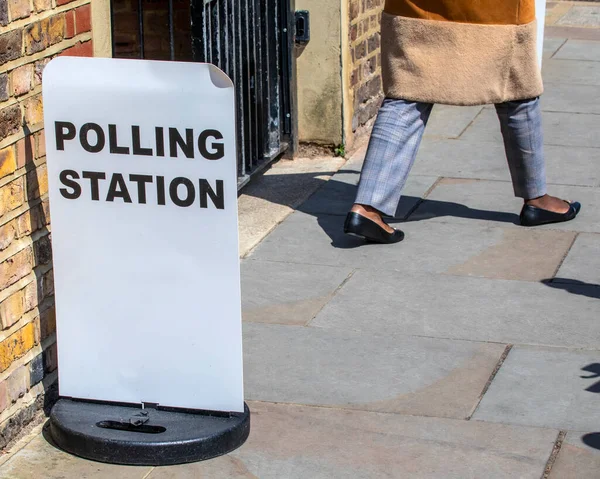Ein Schild Vor Einem Wahllokal Während Einer Kommunalwahl Zentrum Londons — Stockfoto