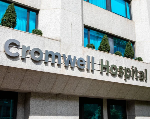 Londra, İngiltere - 5 Mayıs 2022: Cromwell Hastanesi 'nin dışındaki tabela, Güney Kensington, Londra' daki Cromwell Road 'da yer almaktadır..