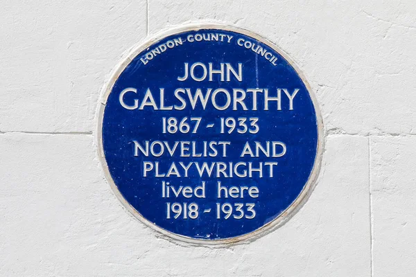 Londra, İngiltere - 19 Mayıs 2022: Ünlü romancı ve oyun yazarı John Galsworthy 'nin bir zamanlar yaşadığı Hampstead, İngiltere' de mavi bir plaket.