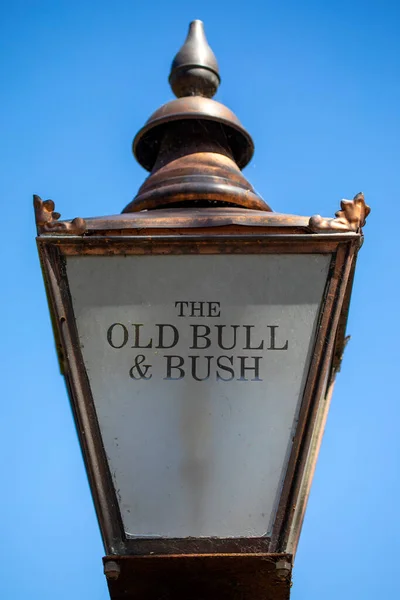 Altmodische Straßenlaterne Old Bull Bush Public House Hampstead London Großbritannien — Stockfoto