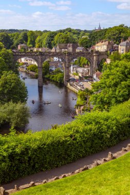 Knaresborough, İngiltere - 4 Haziran 2022: Knaresborough Viaduct Kuzey Yorkshire, İngiltere 'deki güzel Knaresborough kasabasında Nidd Nehri üzerinde uzanmaktadır..