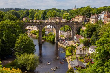 Knaresborough, İngiltere - 4 Haziran 2022: Knaresborough Viaduct Kuzey Yorkshire, İngiltere 'deki güzel Knaresborough kasabasında Nidd Nehri üzerinde uzanmaktadır..