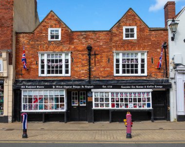 Knaresborough, İngiltere - 4 Haziran 2022: İngiltere 'nin en eski kimyacı dükkanının dış mekanı, İngiltere' nin güzel Knaresborough kasabası Knaresborough 'da yer alır..