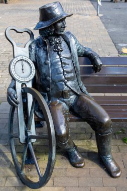 Knaresborough, İngiltere - 4 Haziran 2022: Kör Jack 'in heykeli, John Metcalf olarak da bilinir, İngiltere' nin Yorkshire kentindeki güzel Knaresborough kasabasında yer almaktadır..
