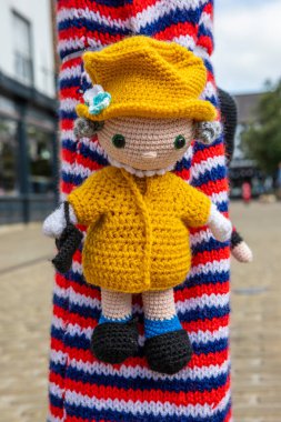 Knaresborough, İngiltere - 4 Haziran 2022: İngiltere 'nin Kuzey Yorkshire kentindeki Knaresborough kasabasında Kraliçe II. Elizabeth' in örülmüş bir bollard örtüsü. Kapak, Queens Platin Jübile 'nin anısına..