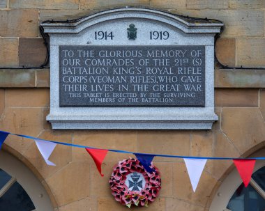 Helmsley, İngiltere - 5 Haziran 2022: Helmsley, Yorkshire, İngiltere 'deki Plaket, 21. S Taburu Kralları Kraliyet Piyade Birliği yoldaşlarına ithaf edilmiştir..