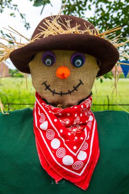 Nawton, İngiltere - 5 Haziran 2022: Kuzey Yorkshire, İngiltere 'deki Nawton köyünde bir Korkuluk' a yakın çekim. Yaratılışı, Nawton Boncuk Korkuluğu Yarışması 'nın bir üyesiydi.. 