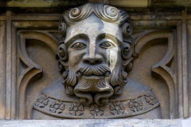 York, İngiltere 'deki tarihi York Papazı' nın dış yüzeyinde bir heykel..
