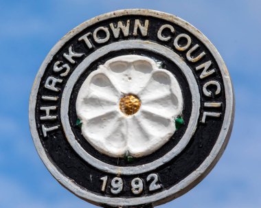 Thirsk Town Council tabelasının yakın çekimi. Kuzey Yorkshire, İngiltere 'deki Thirsk' in güzel pazar kasabasında..