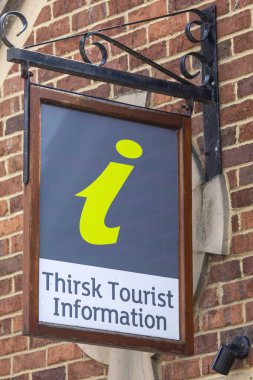 Thirsk, İngiltere - 7 Haziran 2022: Thirsk, İngiltere 'nin North Yorkshire kentindeki Thirsk kasabasında Thirsk Turizm Bilgileri' nin girişinin üzerinde bir tabela.