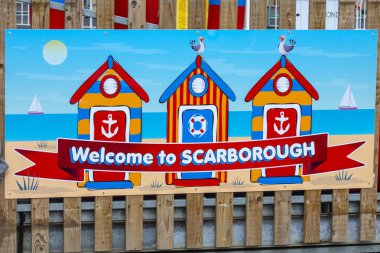 Scarborough, İngiltere - 8 Haziran 2022: İngiltere 'nin Kuzey Yorkshire kentindeki Scarborough sahil kasabasında çekilen Scarborough tabelasına hoş geldiniz.