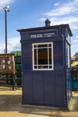 İngiltere 'nin Kuzey Yorkshire kentindeki Scarborough sahil kasabasında bulunan geleneksel bir polis telefon kulübesi..