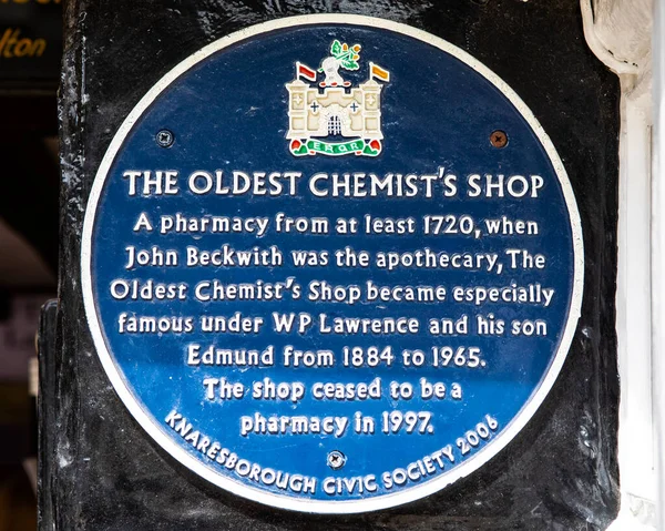 Knaresborough June 4Th 2022 Plaque Oldest Chemists Shop Detailing Its — Stockfoto