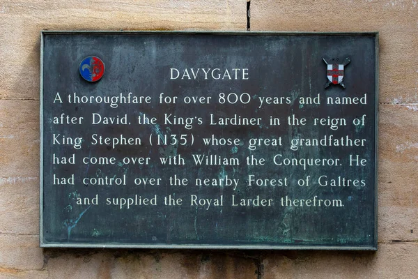 英国约克 2022年6月6日 英国约克市的一个信息牌匾 详细介绍了达威盖特 Davygate 的历史 — 图库照片