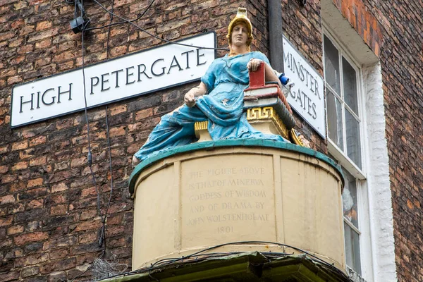 ミネルバの彫刻 イギリス ヨーク市の高ペテルゲラテに位置する知恵のローマの女神 — ストック写真