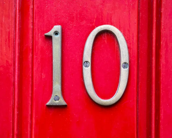 Крупный План Номера Красной Двери — стоковое фото