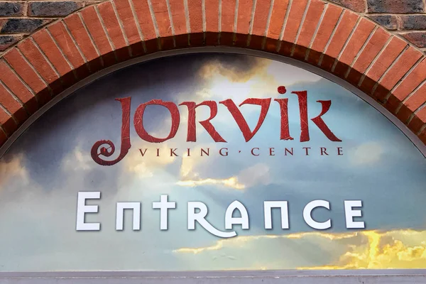 ヨーク 6月6日2022 ヨルヴィークバイキングセンターへの入り口の上の看板 博物館と観光名所 — ストック写真