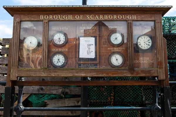 英国スカボロー2022年6月8日 ノースヨークシャーのスカボローで 気圧計 風向き 日照時間などのさまざまな測定値を表示するボード — ストック写真